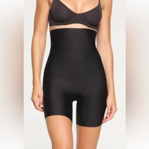 SKIMS High waisted bonded short - Picture 6 of 6